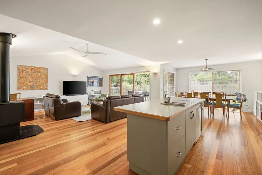 Beach House Silverleaves - Image 1