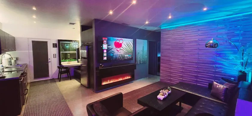 3M PRIVATe Patio +Pool/Roofdeck/Suana/FREE Parking - Image 1