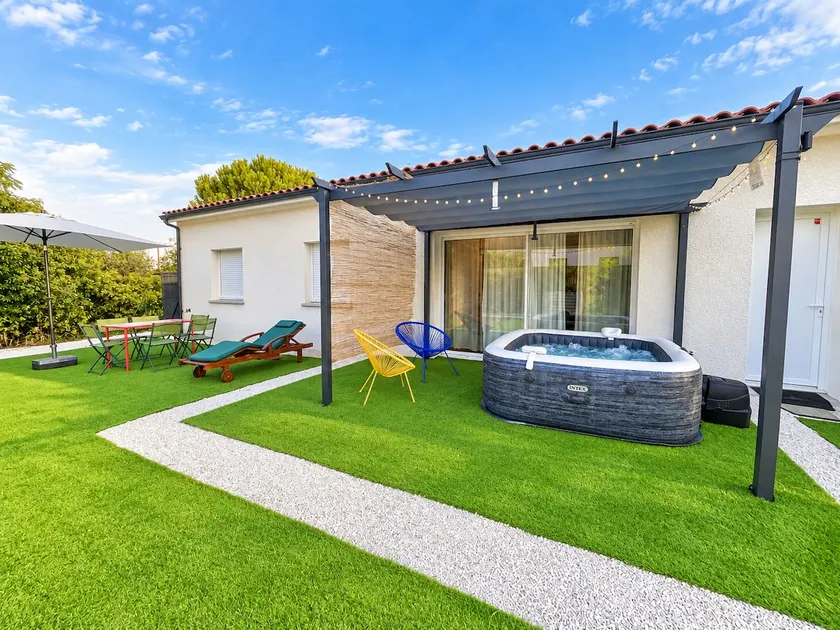 Quiet villa for 6 people with jacuzzi, enclosed garden, and air conditioning - Image 1