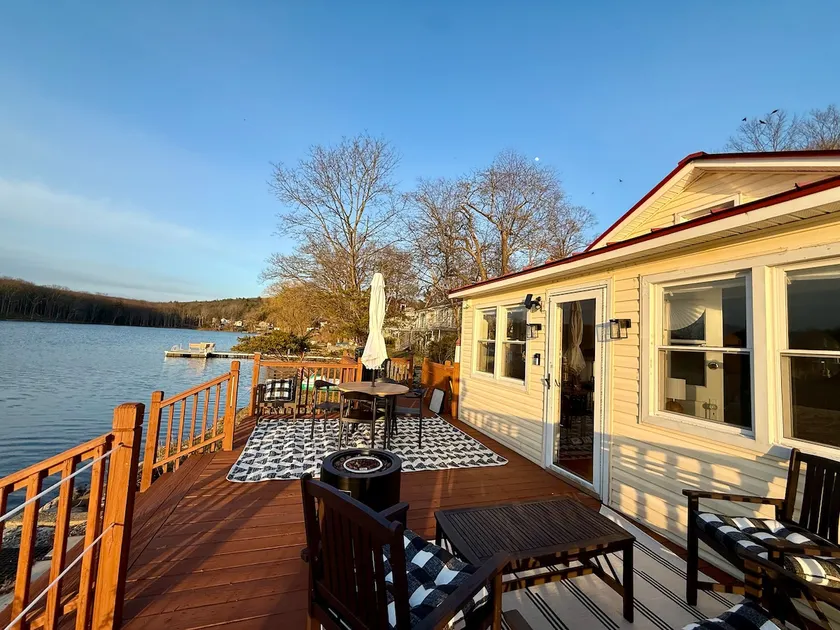 Cozy cottage on the lake near NYC - Image 1