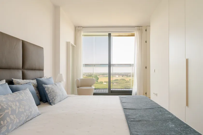 Sea View Apartment + Pool + Sauna + Parking Space - Image 1