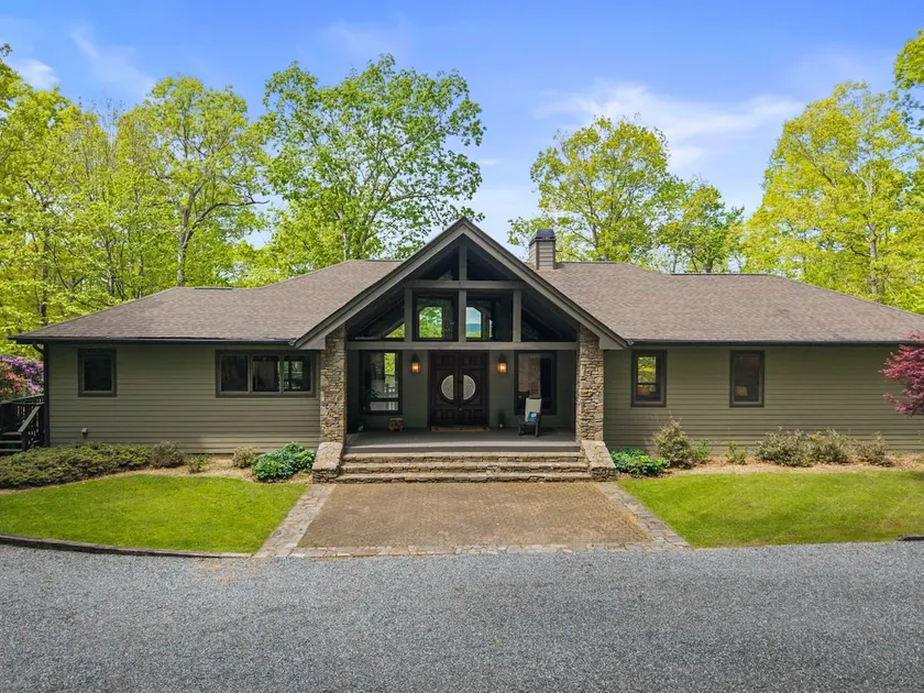 DuPont Mountain Lodge: 28 Private Acres + Sauna - Image 1