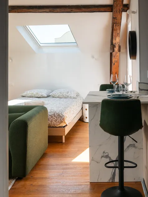 Elegant, renovated studio in the heart of the city - Image 1
