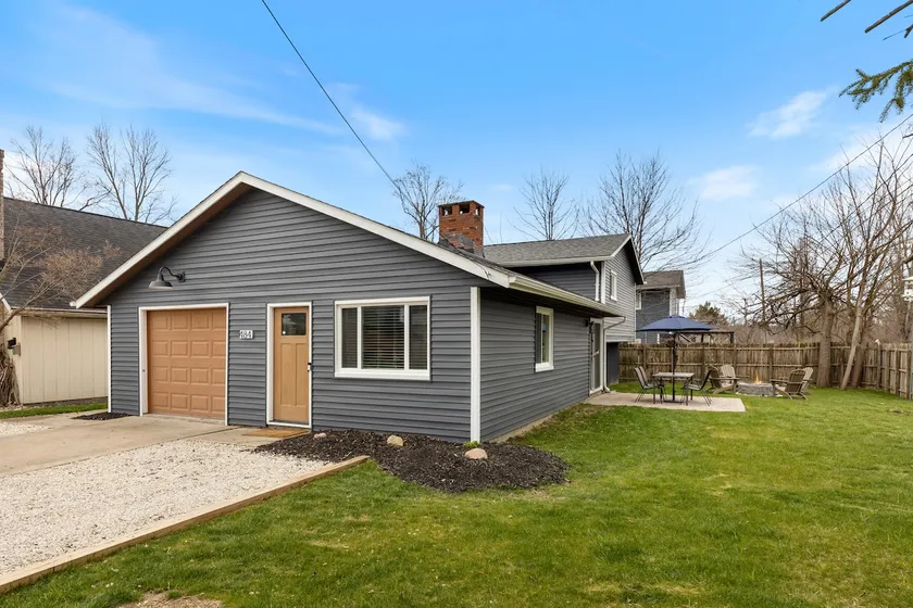 Shorefield Retreat, Walk to The Lake, Pet Friendly - Image 1