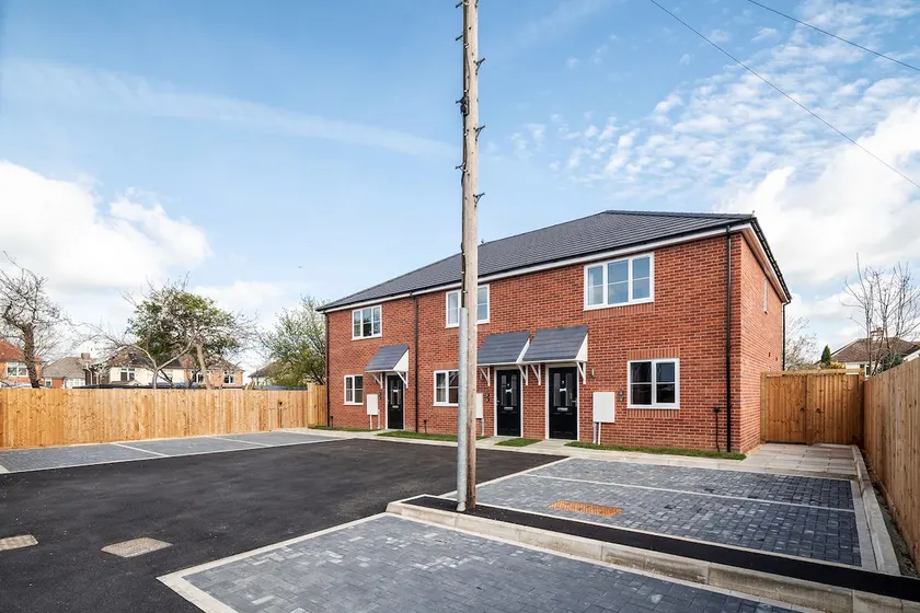 Perfect Booking 3 Bed with Spacious Parking & Garden - Image 1