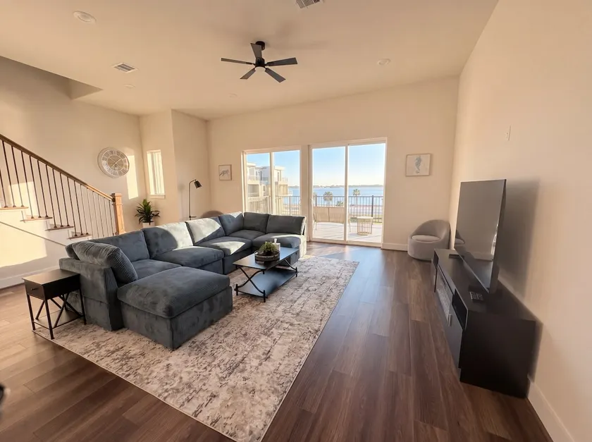 New Modern Lakeview Townhome | Near NASA & Kemah - Image 1