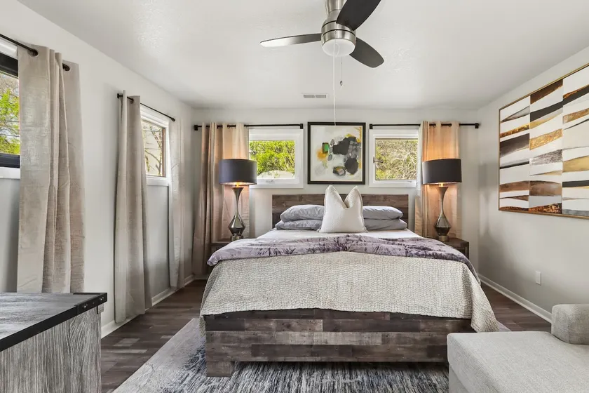 Modern 3 Bedroom Home, Sleeps 7, F WiFi + Parking - Image 1