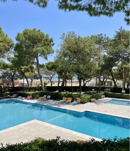 Relax on the waterfront _ pool _ covered parking - Image 1