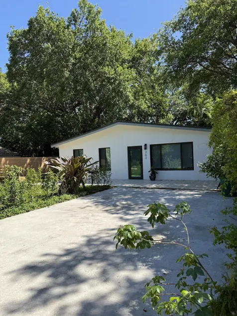 Private gated Miami home with oak tree deck - Image 1