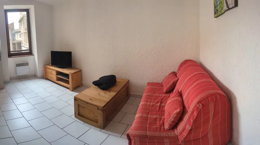 Apartment within the ramparts of Ruoms - Image 1