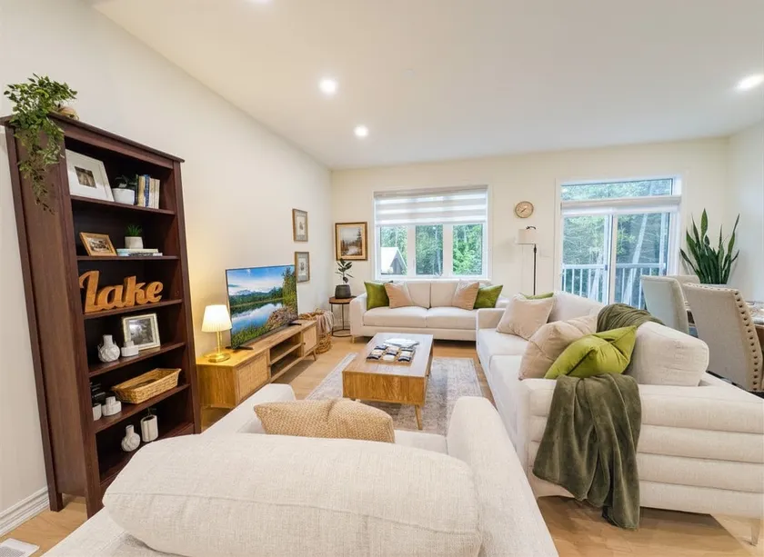Modern 4BR Bobcaygeon Bungaloft | Walk to Lake - Image 1