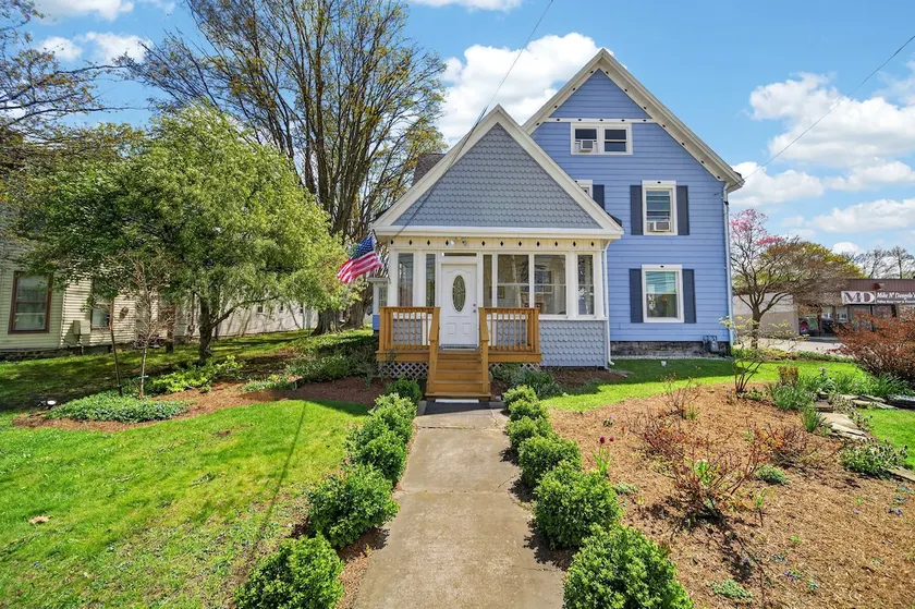 Four Creeks Home•Hot Tub•Koi Pond•Downtown•Fishing - Image 1