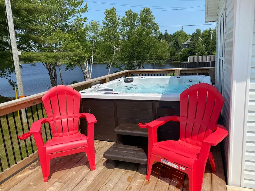 Waterfront Escape 2Bd Chalet HotTub/Firepit/Kayak - Image 1