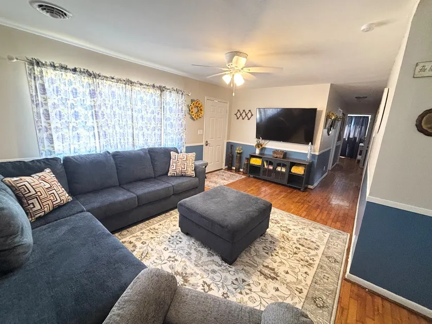 Perfect Location! 3BR Home Near the Park - Image 1
