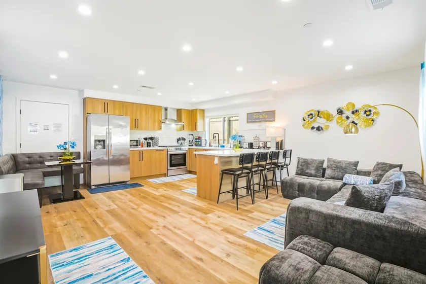 M. Lovely 3BR w/Yard+Parking+Games, Universal 15m - Image 1