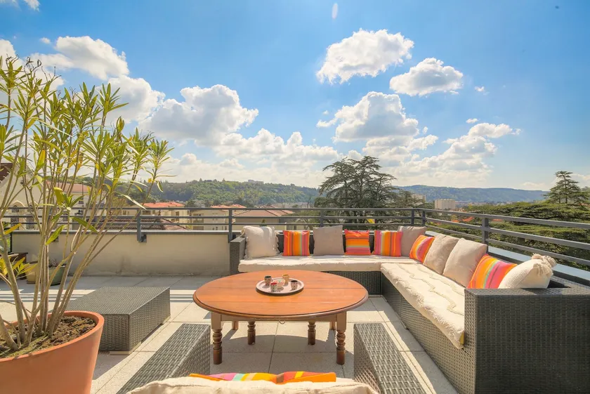 100 m² terrace • 6 people • Parking • Train station/Downtown - Image 1