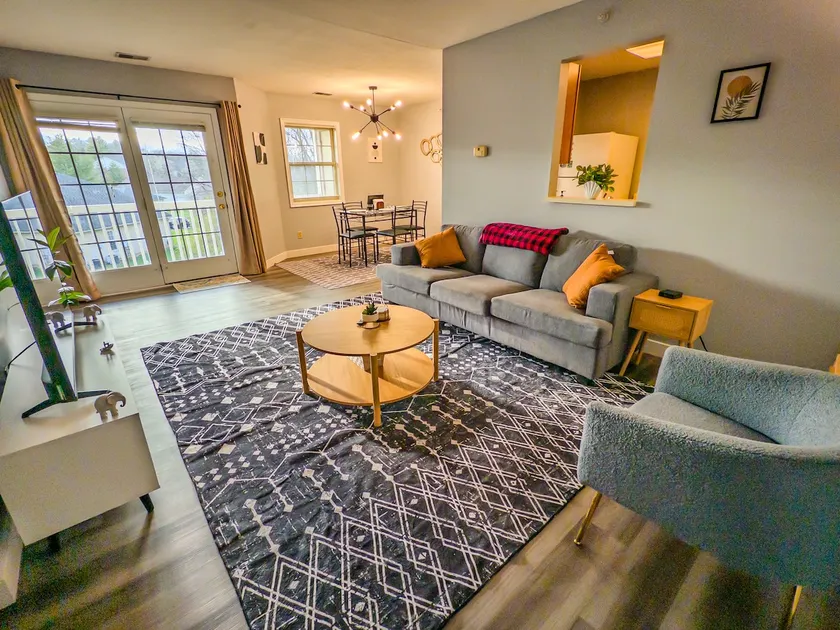 Top Floor | Walk to Miami University | Quiet - Image 1