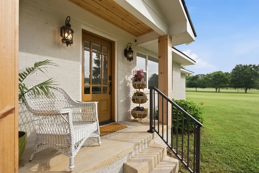 Luxury Golf Course Retreat with Mountain Views - Image 1