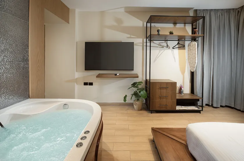 Jacuzzi 1 BDR Apt 5 min CAI Airport Self Check-in - Image 1