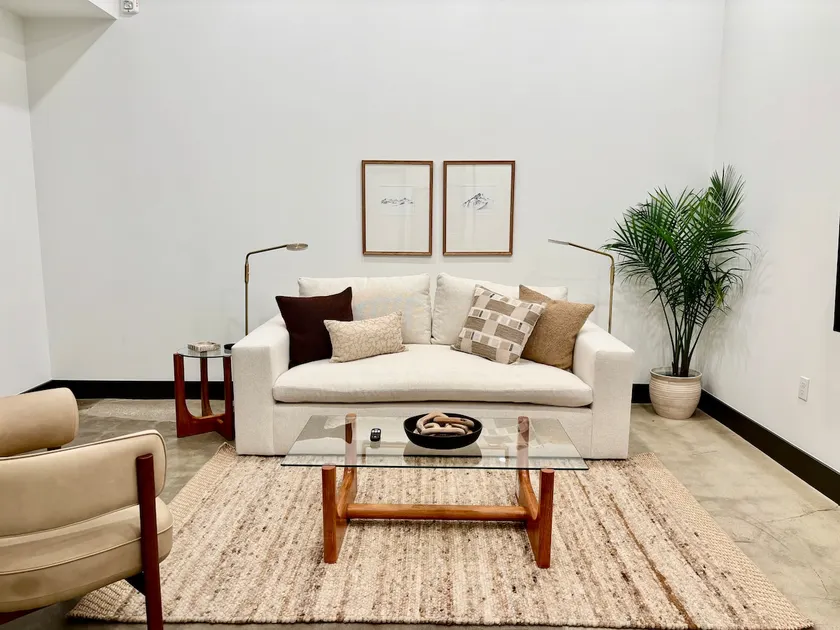 Spacious Designer Loft Apartment w/Gym Access - Image 1