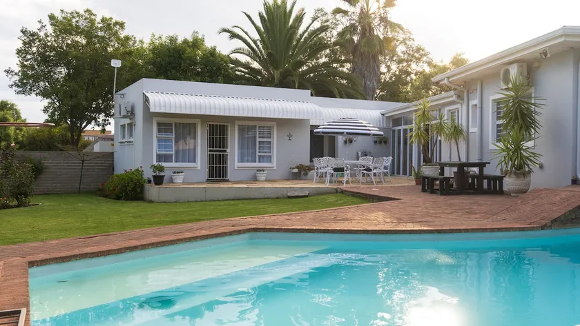 Oaknest, serene garden retreat. Rooted in comfort. - Image 1
