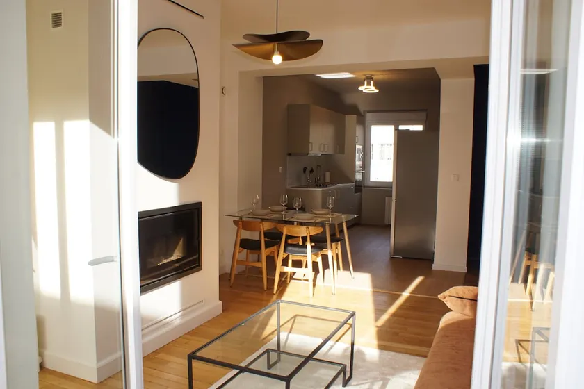 Charming Haven – 2-Bedroom Apartment on Place d'Armes - Image 1