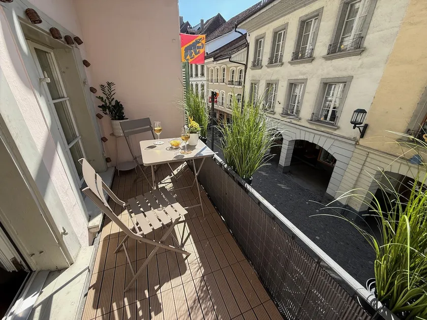 Old Town Oasis with 4 Beds, Balcony & Office - Image 1