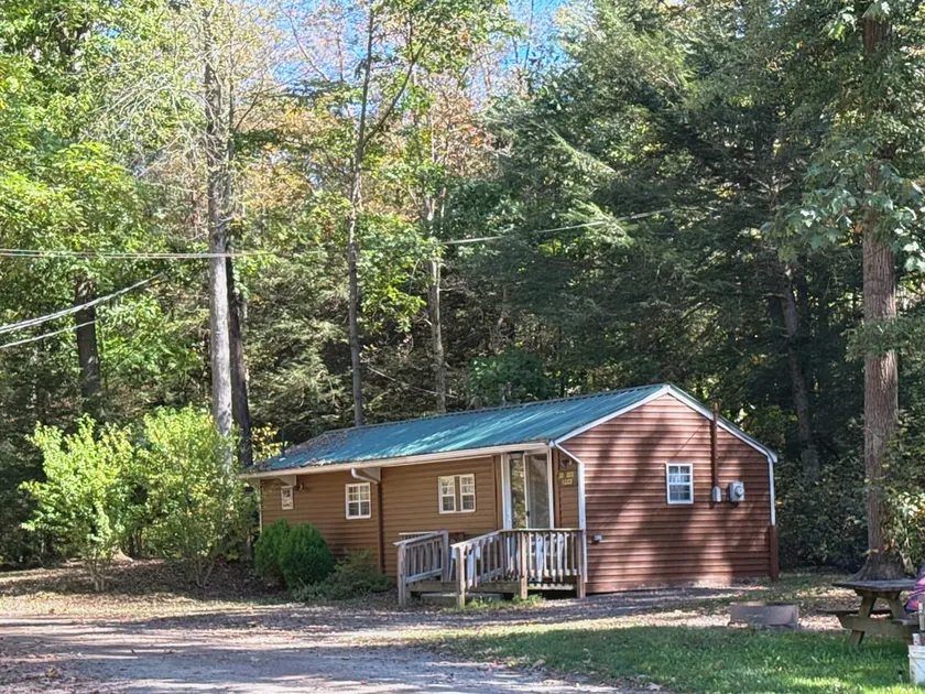 Big Rock Cabin w bathroom NO PET - Image 1