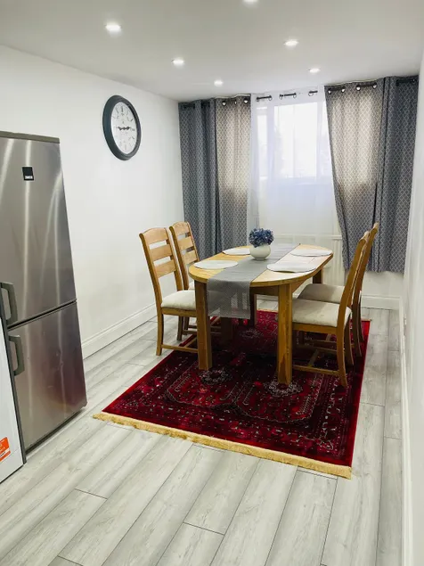 Elegant home near HeathrowAirport fast city access free parking and WiFi - Image 1