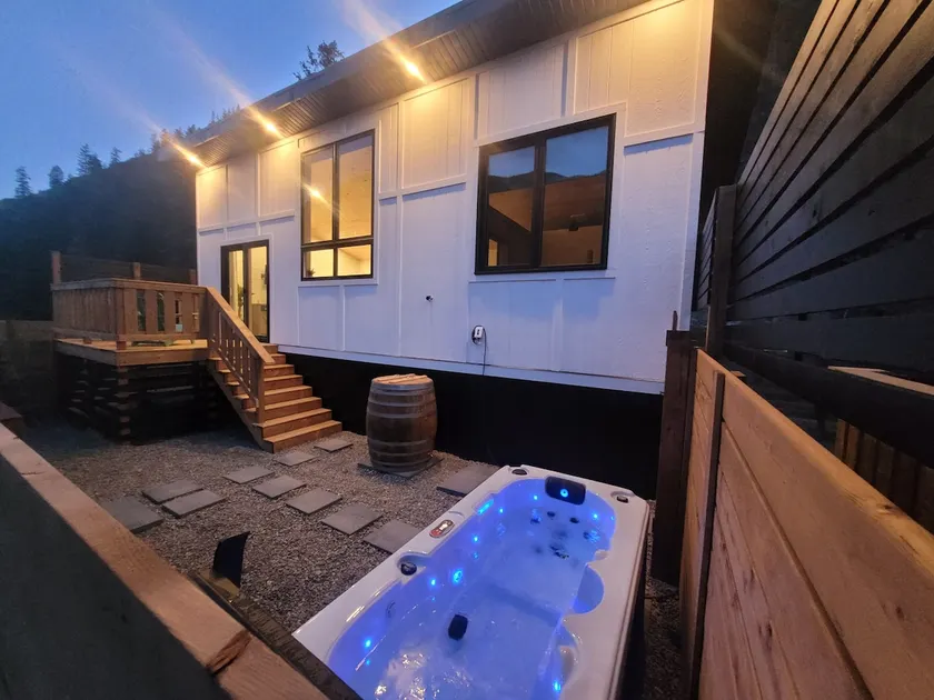 Eagles Nest Retreat -Sauna + Hot Tub - Image 1