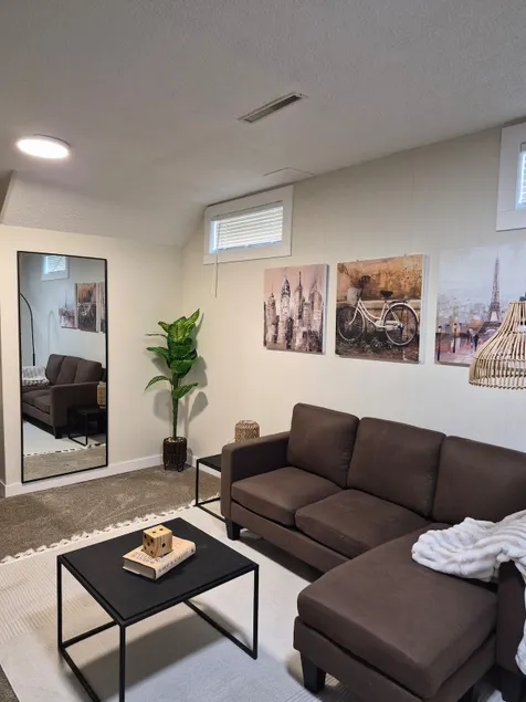 Bright and Cozy Private Suite Near Airport - Image 1