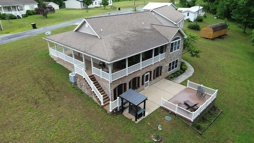 Lakefront retreat private dock, game room, bar - Image 1