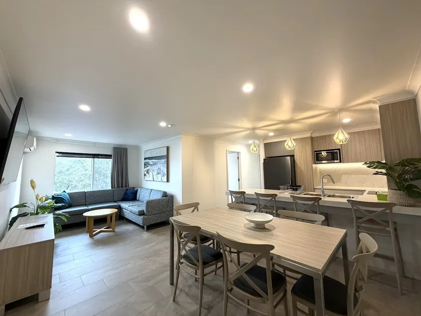 Newly Reno Lux Three Bedroom Apt For 6 - Image 1