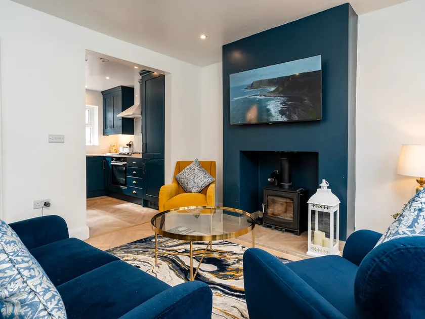 Stylish 3BR Townhouse In The Heart of Belfast with Parking - Image 1