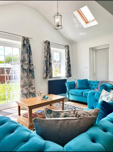 Tranquil Turquoise - 3 Bed House With Parking - Image 1