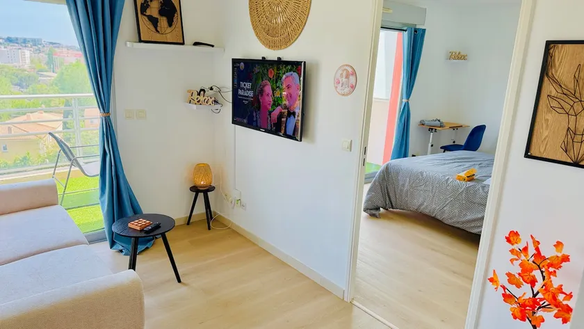 Modern Bright Apartment with Balcony - Image 1