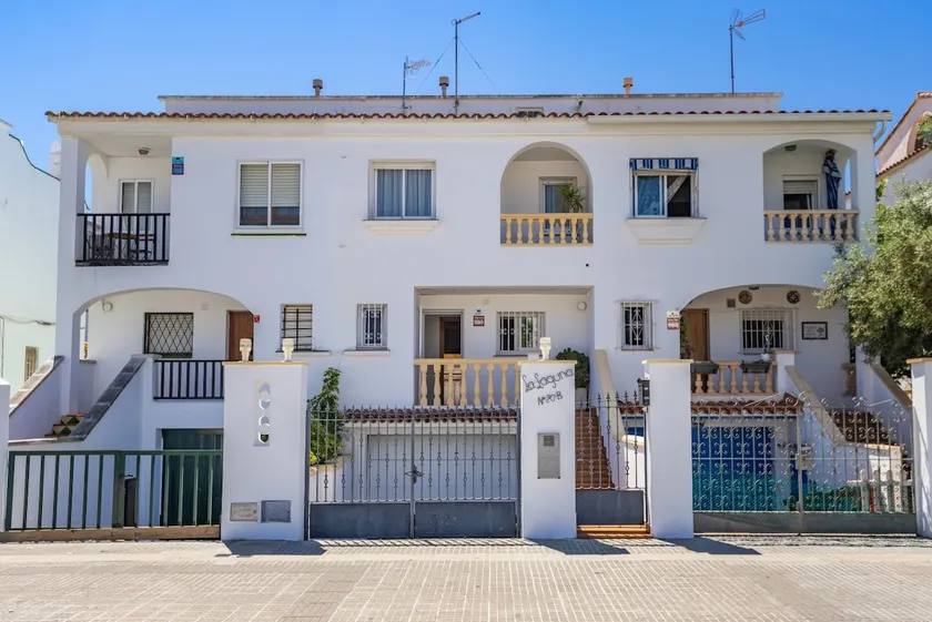 House with Private Solarium, BBQ and Beach - Image 1