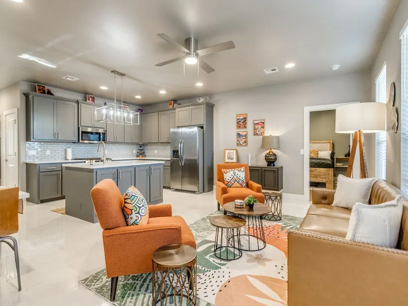 3 Private Baths | 3BR | Sleeps 10 | Near Downtown - Image 1
