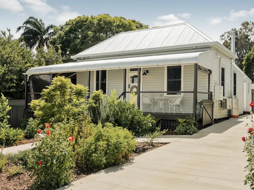 Eastside Cottage Retreat (Pet Friendly) - Image 1