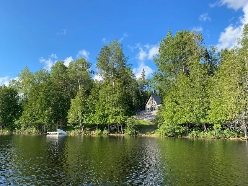 Private Lakefront Retreat – Chalet Ô Havre - Image 1