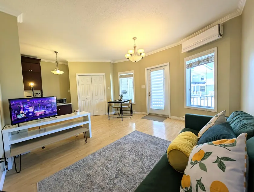 Chic Downtown Suite | Wi-Fi · Workspace · Parking - Image 1