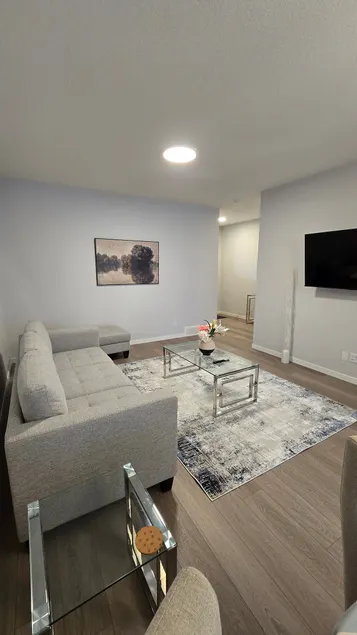 New & spacious 4BRM+Den main floor unit. Sleeps 10 - Image 1