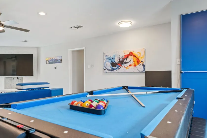 Stylish Central 4BR Sleeps 16 with Tons of Games - Image 1