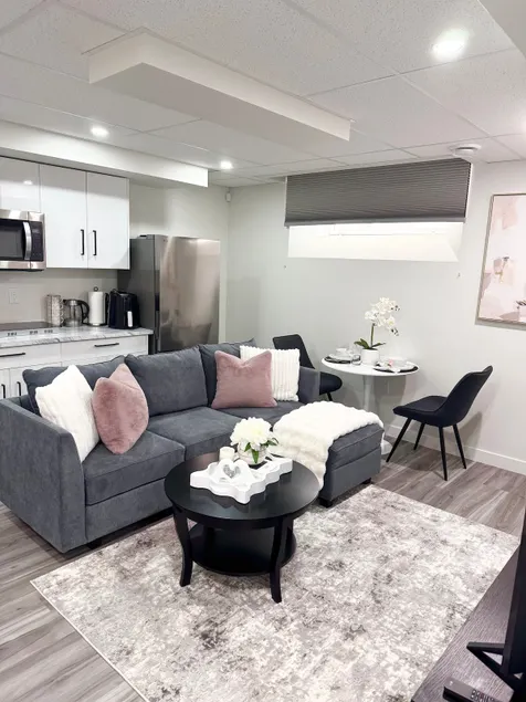 Velvet&Rose|Elegant Private 1BR Suite|Free Parking - Image 1