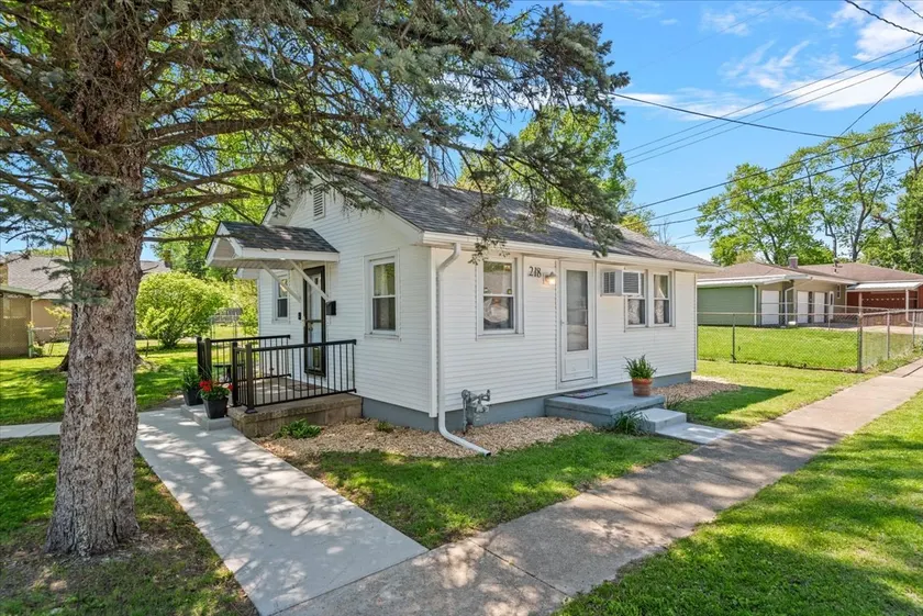 Feel at home in a comfy cottage with garage - Image 1