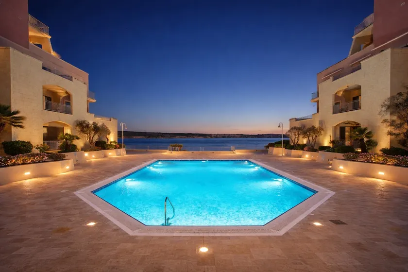 Beachfront Apt with Pool Access - Image 1