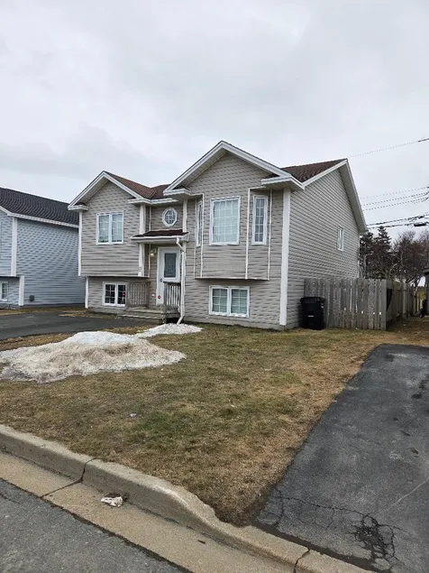 Cozy and Bright 3 Bedroom Haven in St Johns NL - Image 1