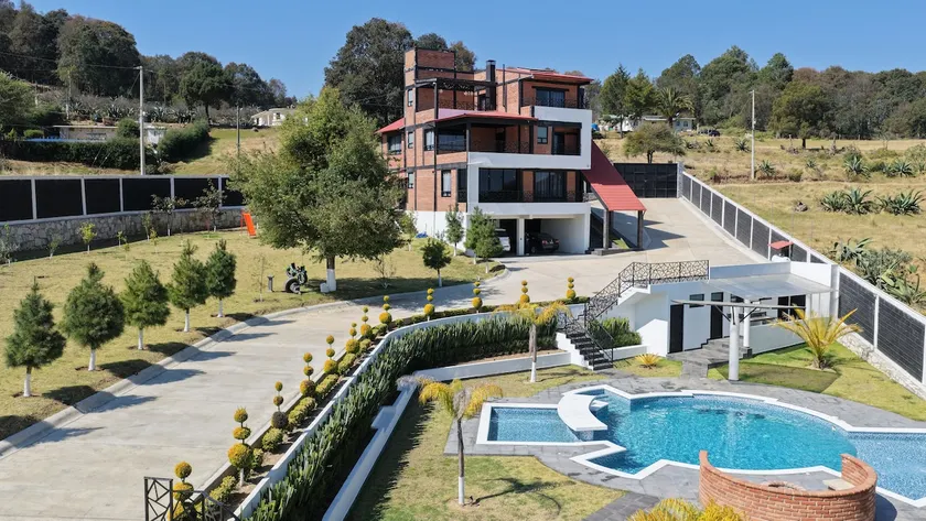 Mountain retreat with pool, garden, and fire pit - Image 1