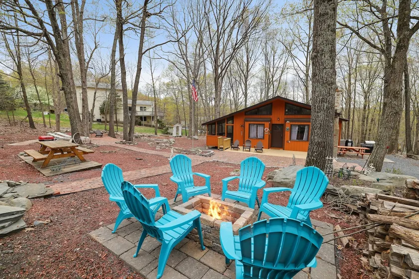 Saw Creek Pocono Cabin w/ Firepit Ski&Pools Access - Image 1