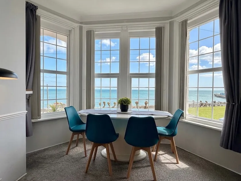Coastal Retreat- Panoramic Views- Sleeps 4- Near Margate - Image 1